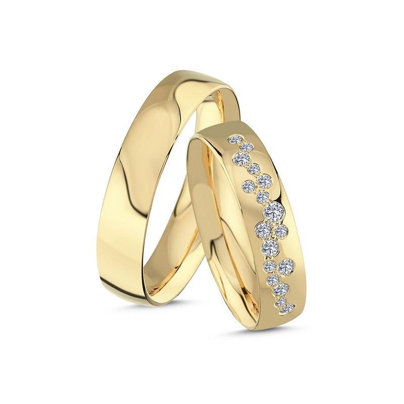 Fremragende Nuran vielsesringe i 14 kt guld med 0,26 ct diamanter og blank overflade – sæt med to let buede ringe.